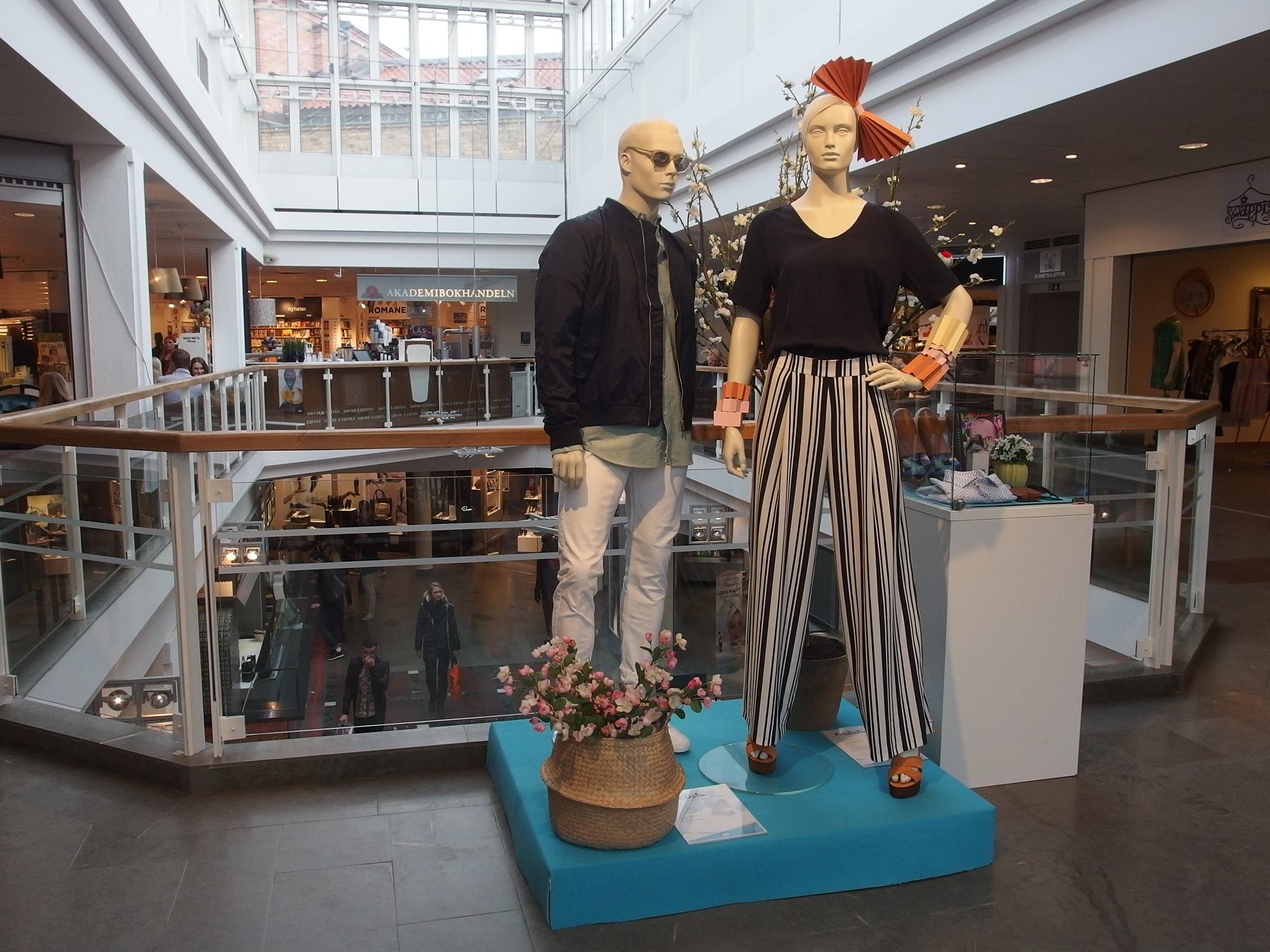 waynes cofffee forumgallerian 2015