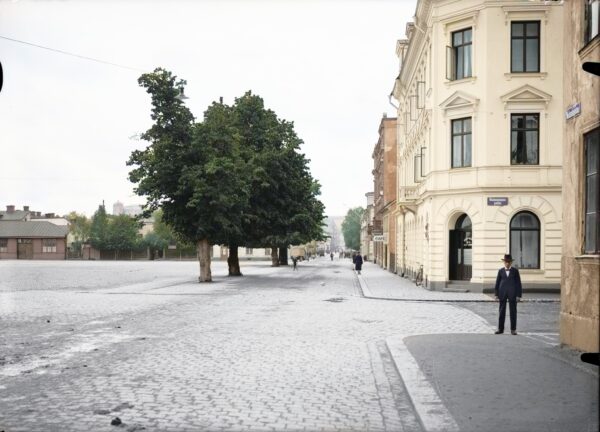 Väderkvarnsgatan stavades på den tiden Wäderqvarnsgatan. Det är exakt där han stå på bilden mitt emot har ni Vaksalatorg.